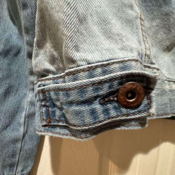 Forever 21 Jean Jacket Women Sz M Pocket Denim Button Up Long Sleeve Light Wash - Picture 4 of 13